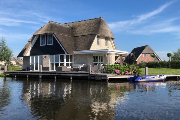 Luxe rietgedekte villa aan het water in hartje Friesland - thumbnail 1