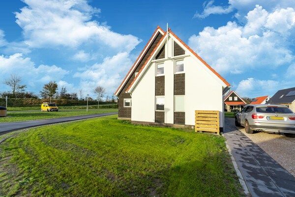 De Ooievaar Huis NR 23: Ruim vakantiehuis voor 12 personen aan de Zeeuwse kust - thumbnail 1