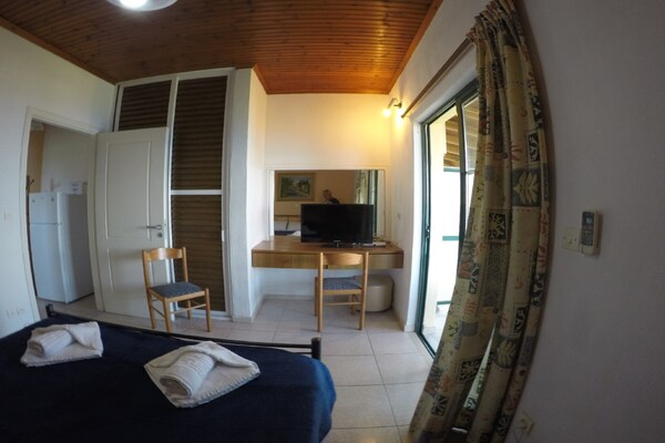 Zonnig appartement met zwembad en uitzicht op zee in Benitses - thumbnail 6