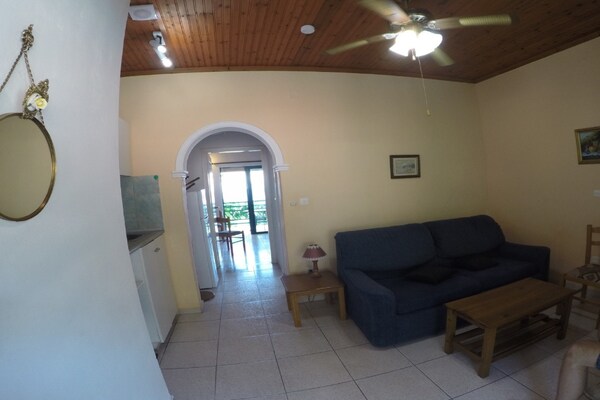 Zonnig appartement met zwembad en uitzicht op zee in Benitses - thumbnail 3