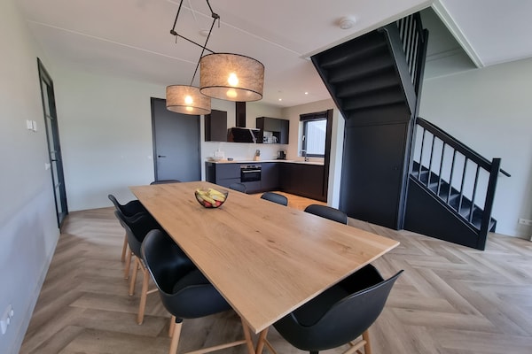 Luxe watervilla aan Slotermeer met eigen aanlegsteiger in Balk - thumbnail 2