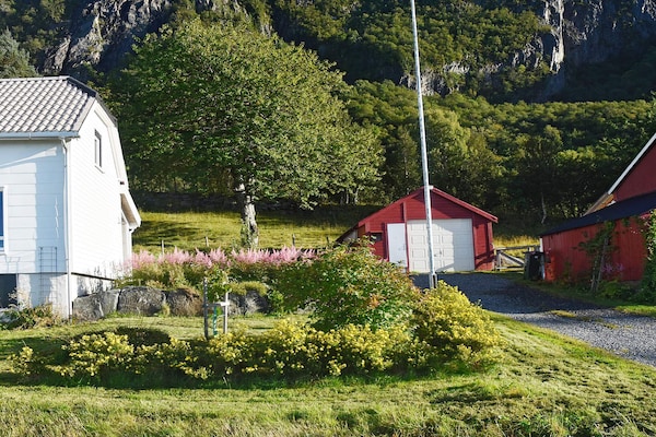 Panoramavakantiehuis aan zee bij Midsund met boothuis en bergzicht - thumbnail 2