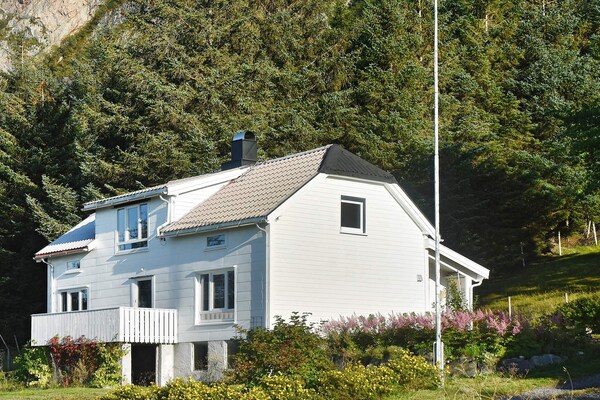 Panoramavakantiehuis aan zee bij Midsund met boothuis en bergzicht - thumbnail 3