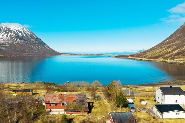 Gerenoveerd vakantiehuis met panoramisch fjordzicht op Austvågøya - thumbnail 2