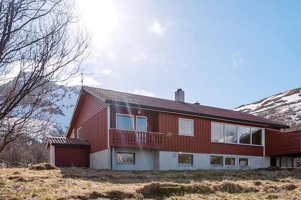 Gerenoveerd vakantiehuis met panoramisch fjordzicht op Austvågøya - thumbnail 3