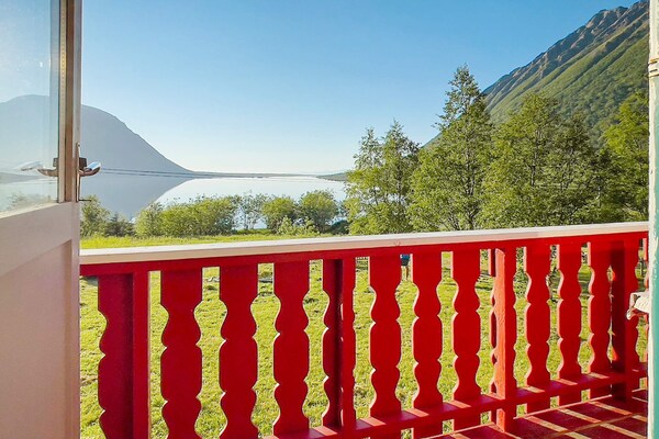 Gerenoveerd vakantiehuis met panoramisch fjordzicht op Austvågøya - thumbnail 4