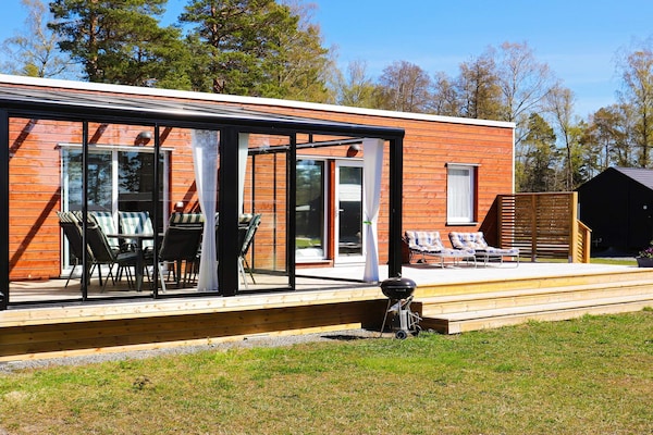 Modern vakantiehuis aan Vänernsee met golf en privé-dock in Värmland - thumbnail 2