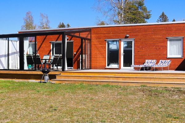 Modern vakantiehuis aan Vänernsee met golf en privé-dock in Värmland - thumbnail 5