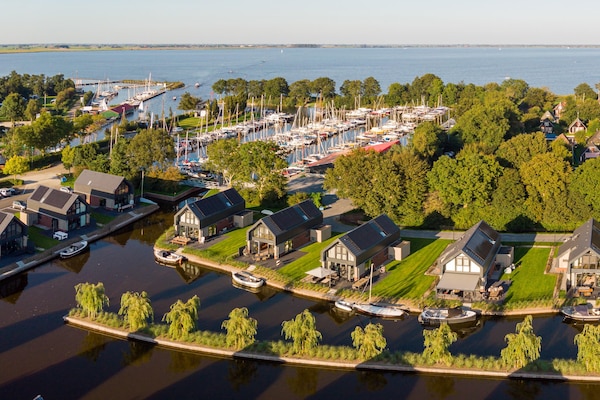 Watervilla Ien: Luxe verblijf met eigen aanlegsteiger aan Slotermeer - thumbnail 1