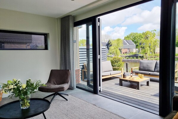 Watervilla Tsien: luxe verblijf met eigen aanlegsteiger aan het Slotermeer - thumbnail 3
