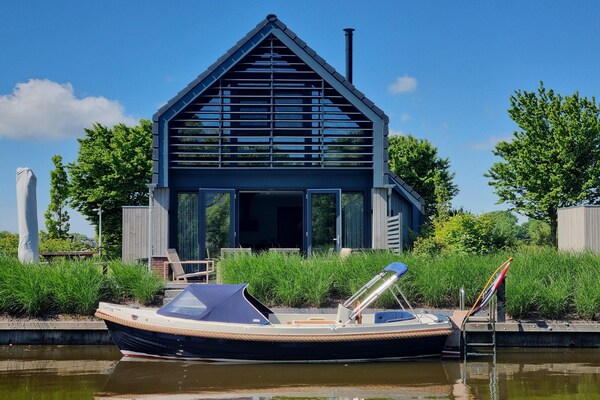 Watervilla Tsien: luxe verblijf met eigen aanlegsteiger aan het Slotermeer - thumbnail 1