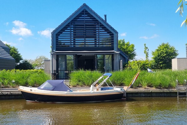 Watervilla Trettjin: luxe vakantiehuis met eigen aanlegsteiger aan het Slotermeer - thumbnail 1