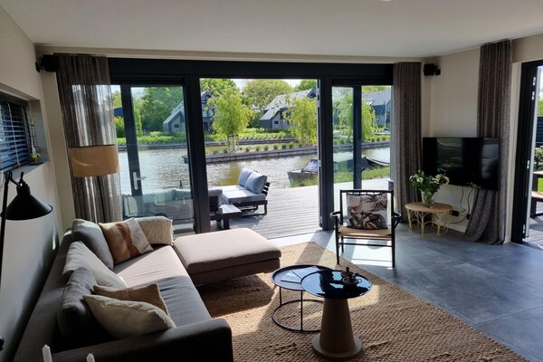Watervilla Fiiftjin: luxe verblijf met aanlegsteiger aan het Slotermeer - thumbnail 6
