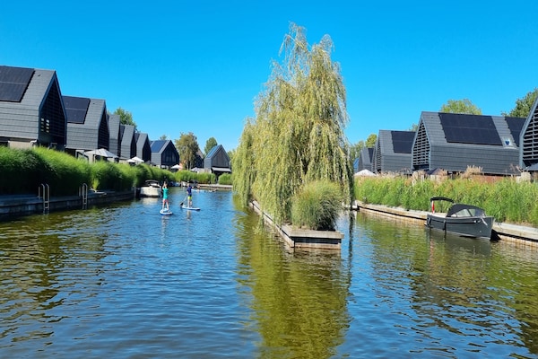 Watervilla Fiiftjin: luxe verblijf met aanlegsteiger aan het Slotermeer - thumbnail 2