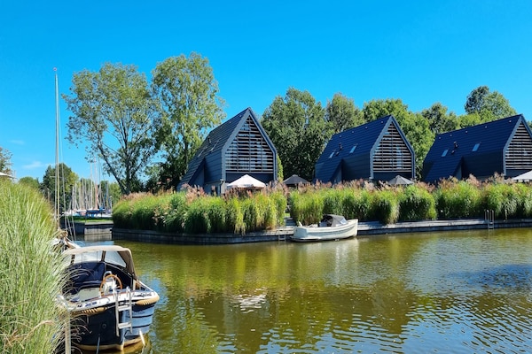 Watervilla Fiiftjin: luxe verblijf met aanlegsteiger aan het Slotermeer - thumbnail 1