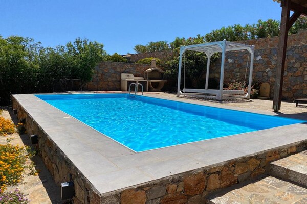 Vrijstaande villa met privézwembad en tuin op 1,4 km van het strand in Elounda - thumbnail 1