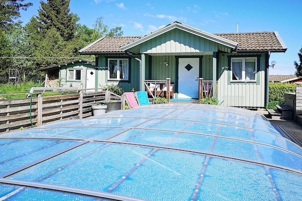 Klein maar fijn vakantiehuis met zwembad nabij de kust van Trosa - thumbnail 1