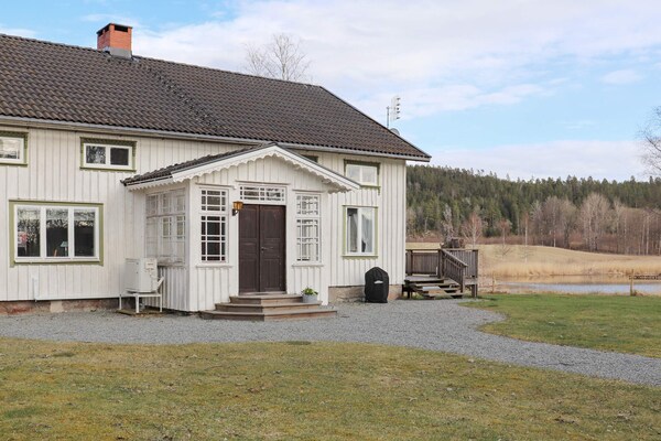Authentiek Zweeds landhuis voor 11 personen aan golfbaan in Högsäter - thumbnail 1