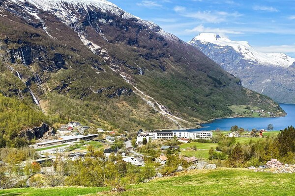 Modern blokhuis met panoramisch fjordzicht bij Geiranger - thumbnail 6