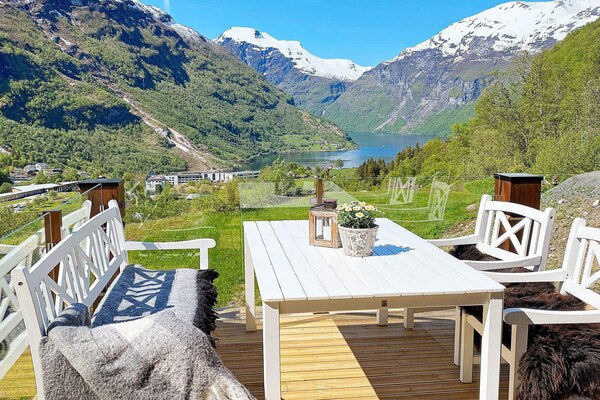 Modern blokhuis met panoramisch fjordzicht bij Geiranger - thumbnail 1