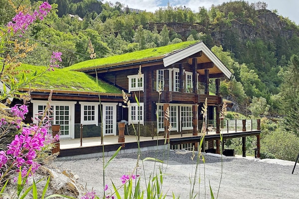 Modern blokhuis met panoramisch fjordzicht bij Geiranger - thumbnail 3