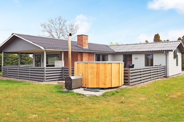 Wellnessvilla nabij Hasmark Strand met binnen- en buitenwhirlpool voor 8 personen - thumbnail 1