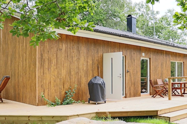 Vrijstaand vakantiehuis met houtgestookte whirlpool nabij golfbaan in Knäred - thumbnail 1