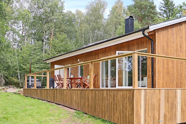 Vrijstaand vakantiehuis met houtgestookte whirlpool nabij golfbaan in Knäred - thumbnail 2