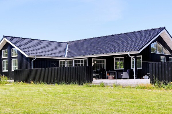 Ruim vakantiehuis bij Hadsund met whirlpool op 250m van zee - thumbnail 1