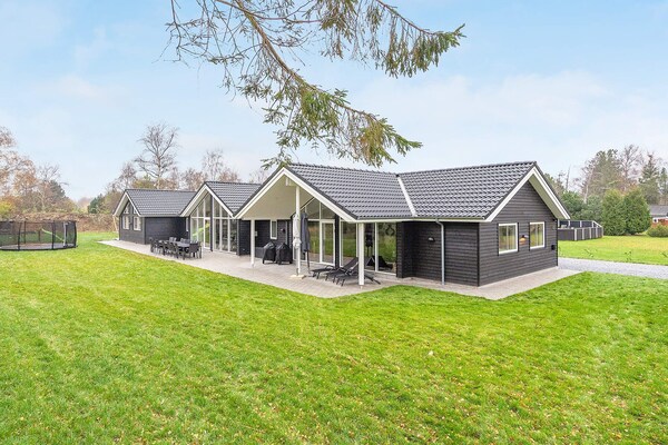 16-persoons vakantiehuis in Væggerløse op 800 m van zee - thumbnail 1