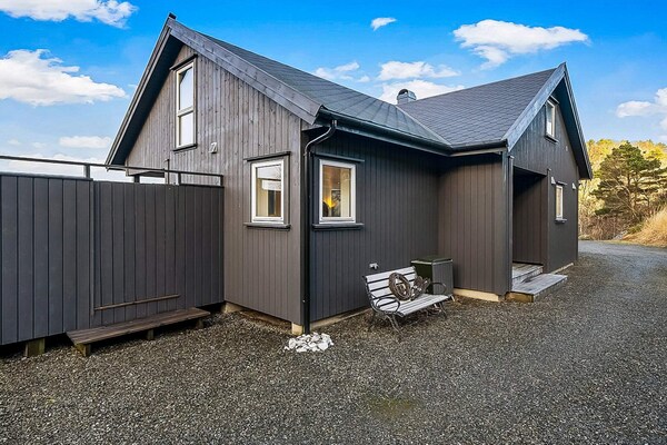 Modern vakantiehuis met zeezicht en grote terras in Lyngdal - thumbnail 3