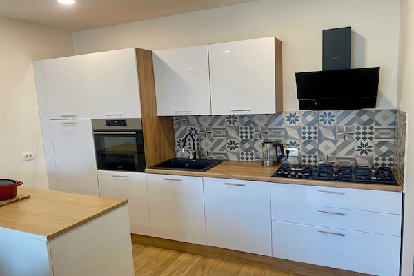Ruim appartement met terras voor 5 personen in Kastav - thumbnail 2