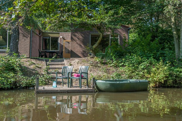 Gereno­veerde water­bungalow met roeiboot op Vakantie­park Weerter­bergen - thumbnail 1