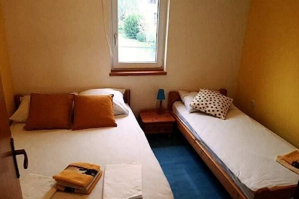 Op 300 m van het strand: Appartement met zeezicht in Pirovac - thumbnail 2