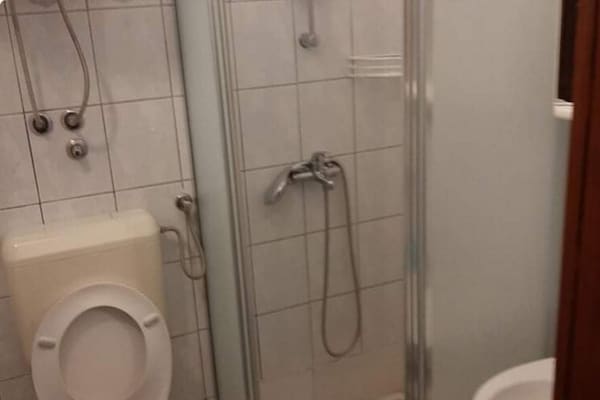 Op 300 m van het strand: Appartement met zeezicht in Pirovac - thumbnail 6