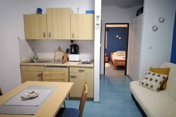 Knus appartement met balkon vlakbij zee in Pirovac - thumbnail 1