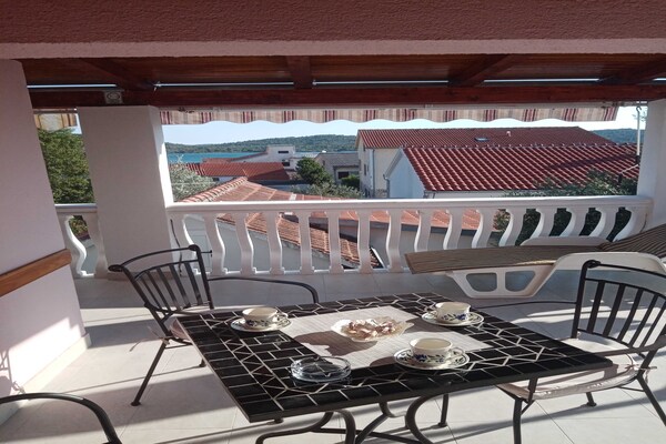 Knus appartement met balkon vlakbij zee in Pirovac - thumbnail 3
