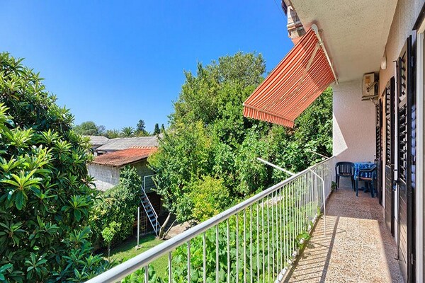 Rustig appartement in Kastel Luksic met balkon, op 100m van het strand - thumbnail 4