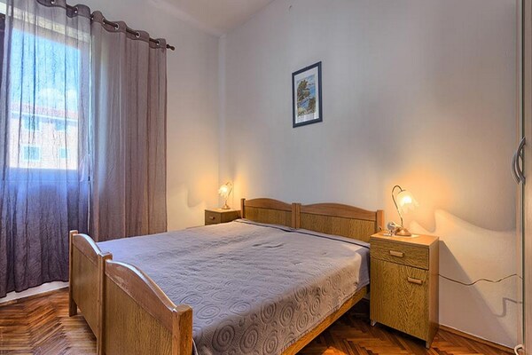 Rustig appartement in Kastel Luksic met balkon, op 100m van het strand - thumbnail 3