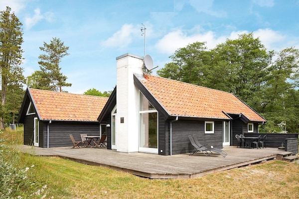 Vrijstaand vakantiehuis op 50 meter van de zee bij Aakirkeby - thumbnail 1