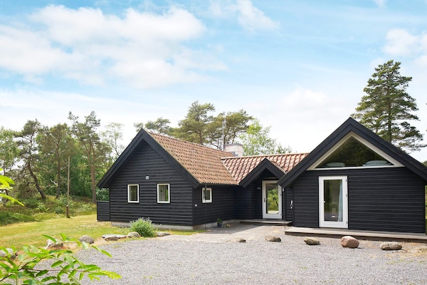 Vrijstaand vakantiehuis op 50 meter van de zee bij Aakirkeby - thumbnail 2