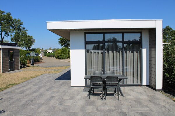 Stijlvol chalet met uitzicht op vijver op Recreatiepark Rhederlaagse Meren - thumbnail 6