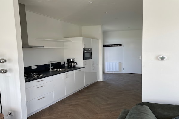 Stijlvol chalet aan vijver op Recreatiepark Rhederlaagse Meren - thumbnail 3