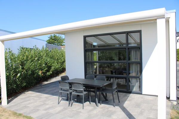 Stijlvol chalet aan vijver op Recreatiepark Rhederlaagse Meren - thumbnail 1