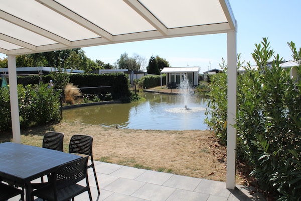 Stijlvol chalet aan vijver op Recreatiepark Rhederlaagse Meren - thumbnail 5