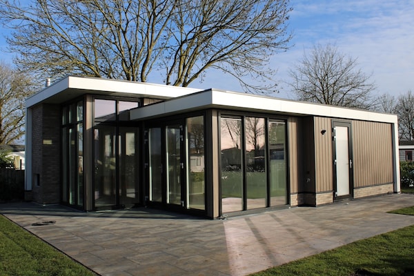 Wellness chalet met sauna en sfeerhaard aan de Rhederlaagse Meren - thumbnail 1