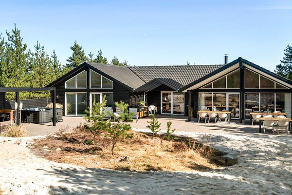 Groots vakantiehuis voor 18 personen met zwembad, sauna en speelkamer in Blåvand - thumbnail 1