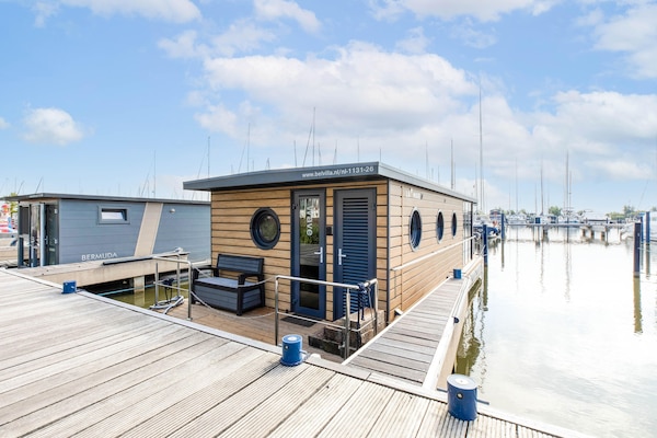 Unieke woonboot Wave aan het IJsselmeer in Volendam - thumbnail 1