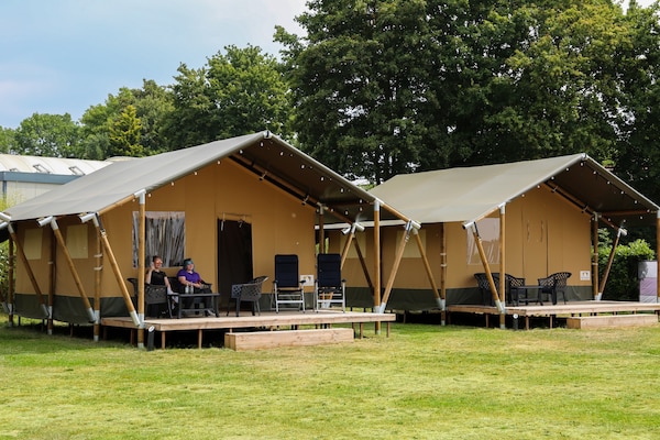 Glamping tent met overdekt terras op Rhederlaagse Meren - thumbnail 1