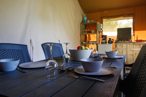 Glamping tent met overdekt terras op Rhederlaagse Meren - thumbnail 6
